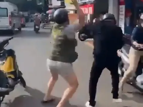 "Mày biết tao là ai không?"- Người đàn ông chặn xe đánh người khác tới tấp và chửi bới, đe dọa