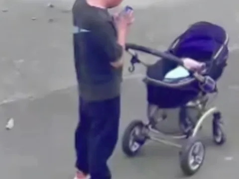 Ông bố mải xem điện thoại để xe đẩy của con trôi xuống dốc rồi lật nhào: Người mẹ lên tiếng, chia sẻ điều bất ngờ