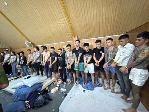 Cảnh sát ập vào homestay ở Măng Đen, phát hiện 30 nam thanh nữ tú làm chuyện động trời