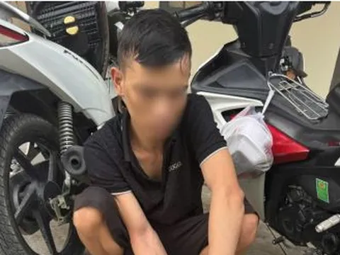 Kiểm tra ngẫu nhiên trên đường tuần tra, cảnh sát phát hiện thứ "động trời" trên người thanh niên vận đồ đen