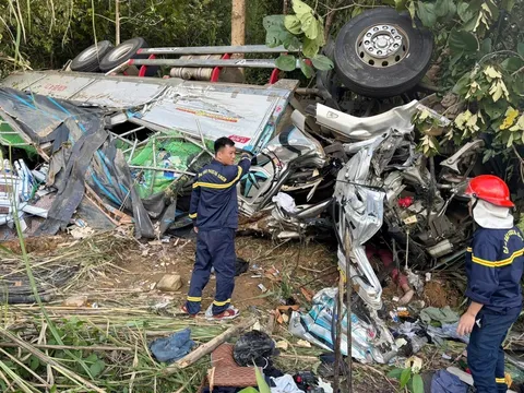 Ô tô lật trên đèo Ngọc Vin, hiện trường đổ nát kinh hoàng khiến 2 người tử vong thương tâm