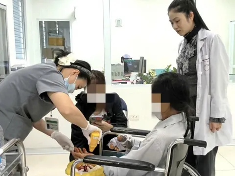 Xót xa cụ bà 63 tuổi bị chó béc giê nhà nuôi cắn nát tay khi cho ăn