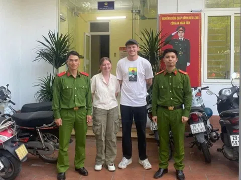 Công an phường Ba Đình trao trả tài sản đánh rơi cho du khách quốc tế
