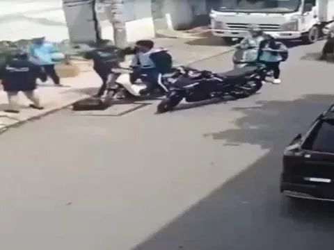 Nghi phạm đánh 2 nam sinh ở TP HCM: Bực tức vì chở bạn gái lại thấy xe máy vượt qua, nẹt pô