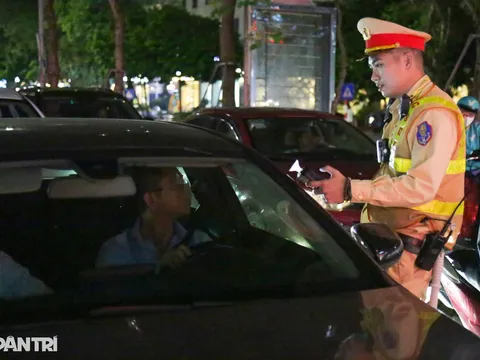 Nam tài xế điều khiển ô tô Mercedes "dính cồn" kịch khung còn chở bạn là ai?