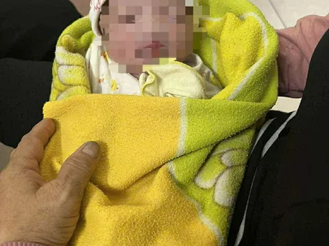 Bé gái sơ sinh bị bỏ rơi trong nhà hoang: Điều đau nhói lòng ở hiện trường