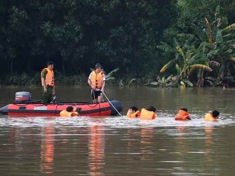 Xót xa 3 người bị nước lũ cuốn ở Quảng Ngãi, cứu được 2 trường hợp