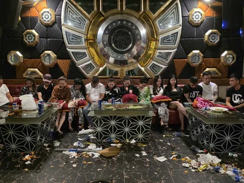 Mở cửa phòng karaoke “VIP 8888” và “VIP 9999”, bắt quả tang 25 đối tượng đang làm chuyện động trời