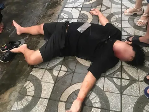 Tài xế xe công nghệ bị đánh bất tỉnh, nằm trên vỉa hè sau khi hỏi nhóm người đang nhậu điều này