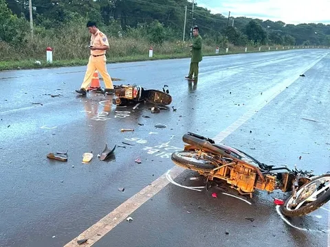 Hai xe máy chở theo 4 thiếu niên tông nhau trên Quốc lộ: Hiện trường đau xót 2 em tử vong