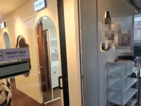 25 clip riêng tư của 1 cô gái bị phát tán trên web "đen": Tiệm chụp ảnh photobooth nói gì về chiếc camera quay lén?