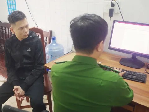 Cảnh sát ập vào phát hiện 6 nam, 4 nữ làm chuyện "động trời" trong rạp đám cưới