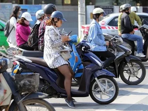 Thông tin "dùng điện thoại khi dừng chờ đèn đỏ sẽ bị phạt": Cục CSGT lên tiếng