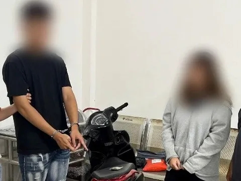 Hình ảnh nam thanh niên tàng trữ cần sa khi chở bạn đi dạo phố