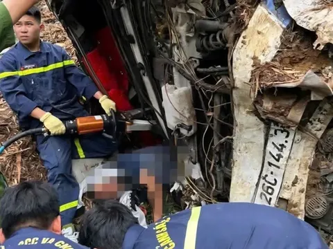 Xe tải mất phanh lao như tên bắn xuống dốc Cun: Tình hình sức khỏe 3 người trên xe