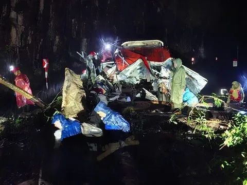 Kinh hoàng hiện trường sạt lở núi đè ôtô khách ở Khánh Hòa: Ít nhất 6 người chết, 19 người bị thương