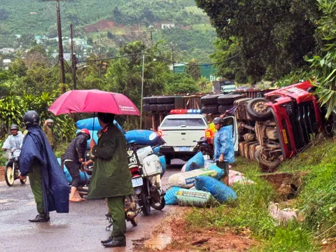Hiện trường ám ảnh chiếc container lật đè bẹp ôtô khiến 3 người trọng thương