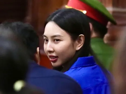 Hoa hậu Thùy Tiên nói gì về người tư vấn cách thức xử lý để loại bỏ vai trò trong Công ty Chị Em Rọt, hợp đồng ký lùi ngày?