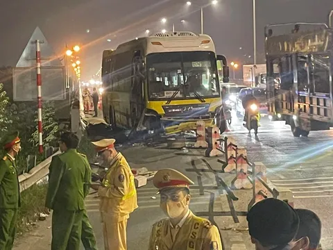 Vụ tai nạn xe khách mất lái tông xe máy trên cầu Thanh Trì: Hậu quả quá đỗi đau lòng