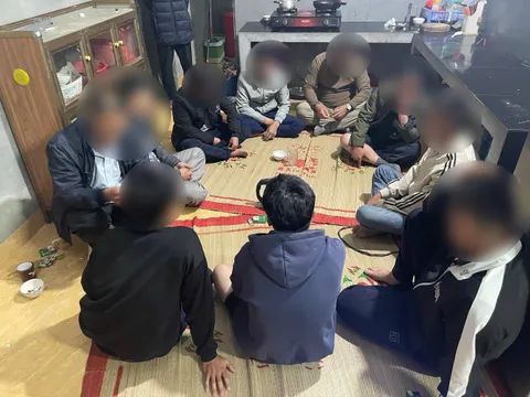 Công an tuần tra phát hiện bí mật choáng váng trong nhà dân lúc 0h