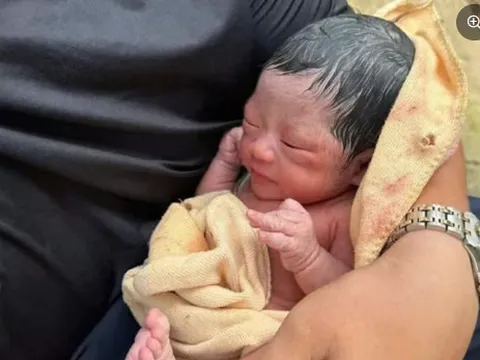 Tiếng khóc liên hồi ở trong bãi cỏ hé lộ chuyện đau xé lòng