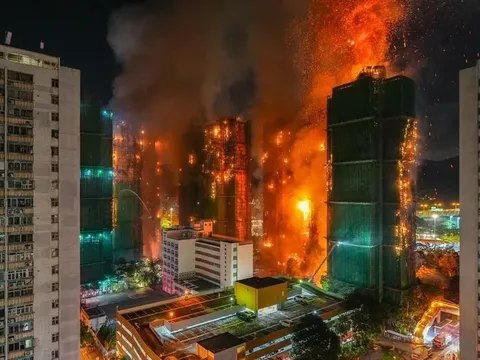Kinh hoàng: Ít nhất 360 người chết, nguy kịch và mất tích trong vụ cháy 7 khối chung cư ở Hong Kong (Trung Quốc)