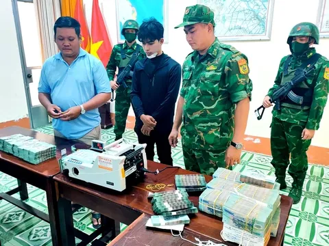 Danh tính thanh niên ôm thùng tiền hơn 7 tỉ đồng định qua biên giới