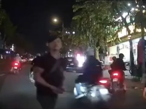 Tạm giữ một thanh niên nghi phá kính chắn gió ô tô sau mâu thuẫn giao thông