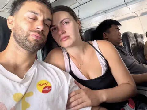 2 khách Tây ôm nhau khóc trên máy bay rời Việt Nam, lý do thật cay mắt