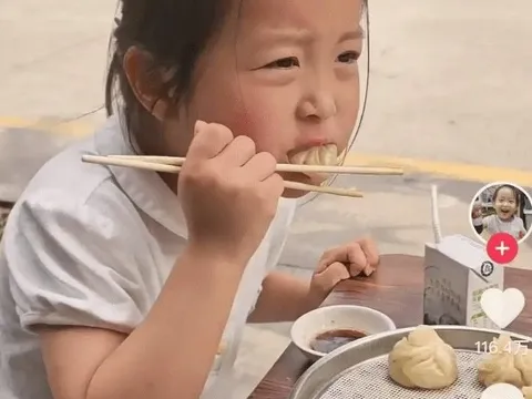 Hai cha con ăn sáng cùng nhau khiến 1,1 triệu người chú ý, điều gì vậy?