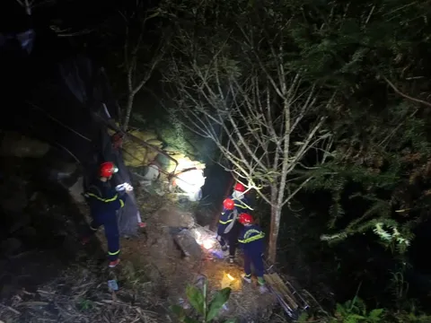 Hiện trường đau lòng xe tải lao xuống vực sâu 100 mét