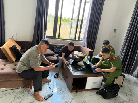 Vụ cha xích chân con trong căn phòng bẩn thỉu, ngập rác: Người cha tiết lộ lý do bất ngờ