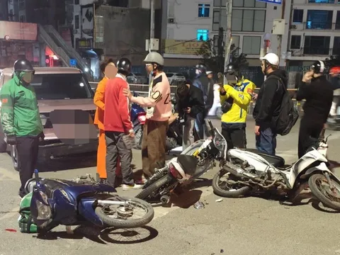 Bất thường vụ ô tô con đâm liên hoàn 3 xe máy đang dừng chờ đèn đỏ trên phố Giảng Võ