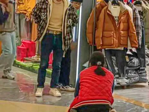 Người phụ nữ quỳ gối van xin chồng mua chiếc áo phao giá hơn 1 triệu đồng tại trung tâm thương mại: Một thông tin đáng chú ý