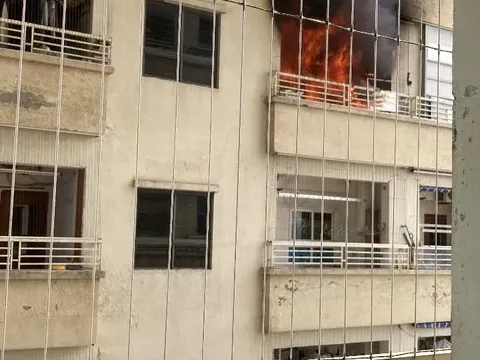 Hà Nội: Cháy lớn ở chung cư Đại Thanh, khói đen bốc lên nghi ngút từ căn hộ tầng 12A