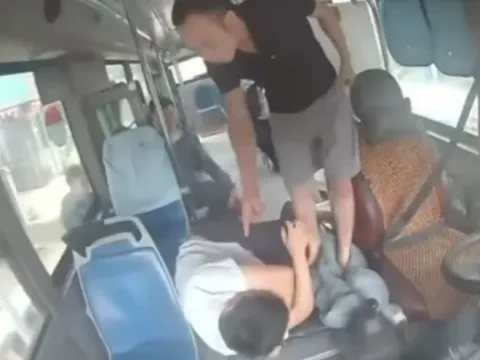 Người đàn ông áo đen lớn tiếng sau khi hành hung tài xế xe buýt ở Hà Nội là ai?