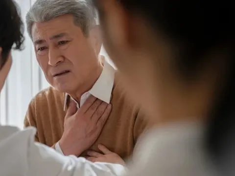 Bố chồng bẽ bàng, đỏ mặt đến tận mang tai khi con trai đi vắng nhiều ngày, bước vào phòng con dâu chứng kiến điều sửng sốt