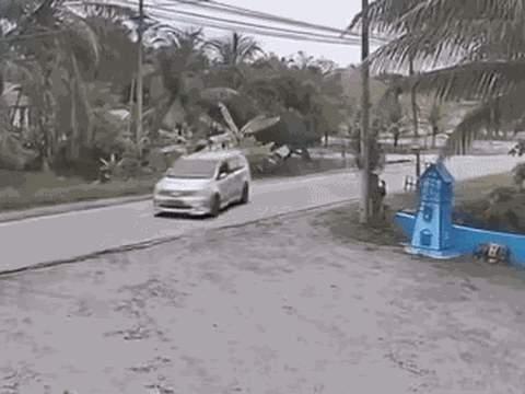 Tông nát bét đầu ô tô nhưng thanh niên vẫn được coi là "trong cái rủi có cái may" vì điều này