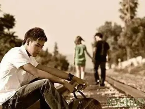 Chồng nhìn thấy vợ đi bộ, che chung một chiếc ô với một người đàn ông khác: Điều đáng sợ nhất lại không nằm ở sự mập mờ