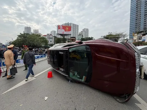 Thông tin bất ngờ về tài xế lái Santa Fe lật nghiêng giữa đường ở Hà Nội