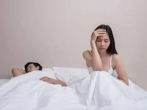 Sau đêm tân hôn ngọt ngào bên chồng, tôi mở mắt hốt hoảng khi thấy người lạ hoắc nằm cạnh mình