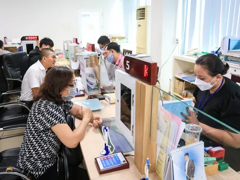 CBCCVC và NLĐ nhận được tiền trực tiếp vào tài khoản 11.700.000 đồng/người tiền thưởng đột xuất theo Quyết định của Bộ Nội vụ ra sao?