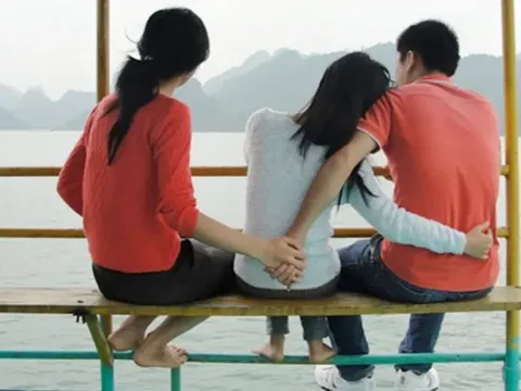 Tôi sang nhà bạn thân trả chiếc váy mượn hôm sinh nhật, bước vào phòng khách, tiếng cười quen đến lạnh người và sự thật rơi xuống như một nhát dao cùn