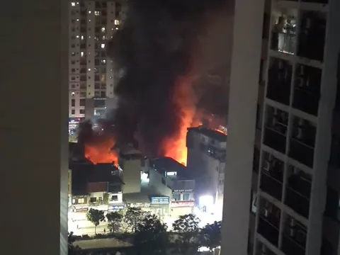 Chợ Xanh (Hà Nội) cháy lớn, tiểu thương khóc ròng vì mất trắng