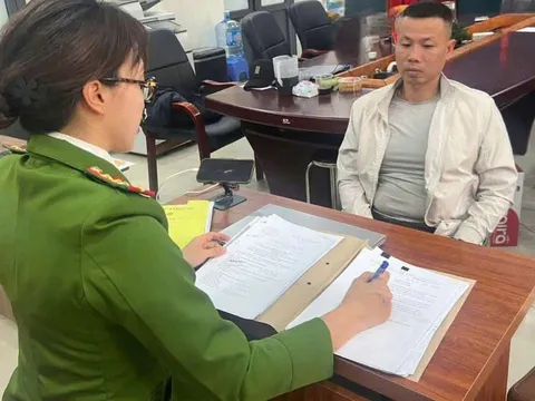 Vụ tài xế lái ô tô lật nghiêng tại Ngã Tư Sở có diễn biến mới đáng chú ý