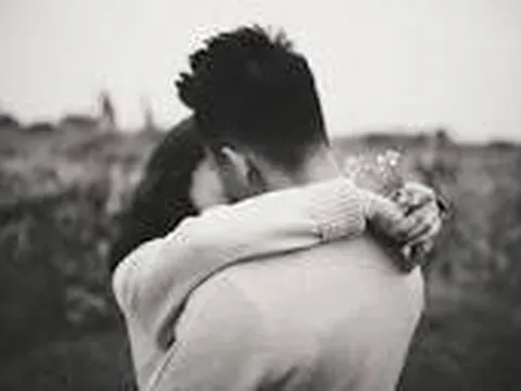 Chỉ một đêm ở lại với bạn học cũ ngày họp lớp chếnh choáng men say, tôi không ngờ 5 năm sau gặp lại, con gái bạn giống hệt mình ngày nhỏ