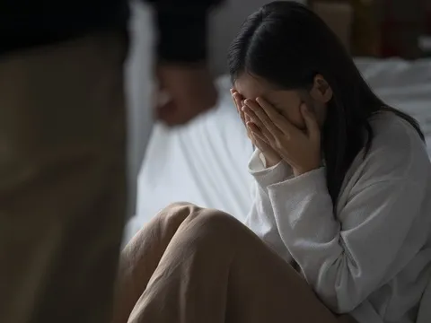 Con dâu đi ngang qua phòng bố chồng, thấy người giúp việc với bố thì đỏ mặt quay đi, sự thật chết lặng