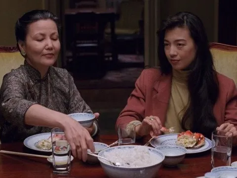 Bữa ăn, mẹ chồng liên tục gắp thức ăn cho con dâu, sự thật cảm động phía sau