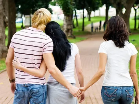 Tôi đã chờ đợi anh 3 năm đi du học, nhưng ngày trở về, người đi bên cạnh anh ở cửa ra sân bay khiến tôi xây xẩm mặt mày