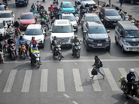 Năm 2026, không tuân thủ vạch kẻ đường đèn đỏ với xe máy và ô tô thì bị phạt bao nhiêu tiền?